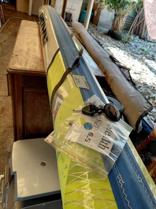 windsurf da marca Naish Hawaii.