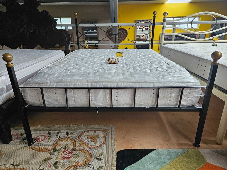Cama em ferro com estrado e colchão - Bom estado geral
