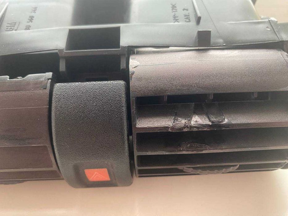 Повітряний дефлектор (центральний) Opel Astra G/90560344