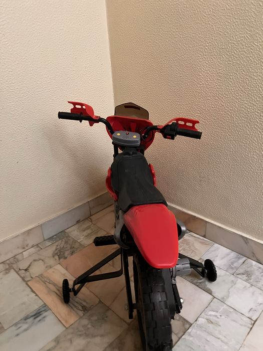 Moto vermelha bebe