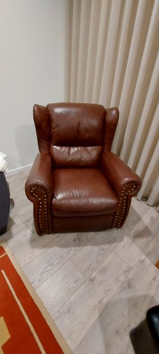 Poltrona relax em pele castanha
