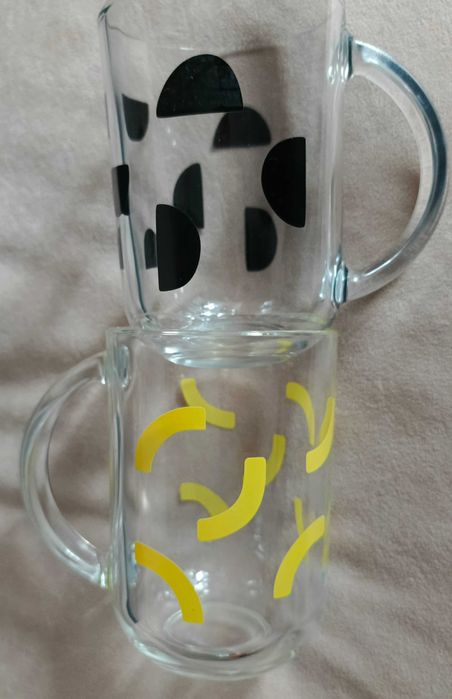 Kubek z hartowanego szkła z uchem.