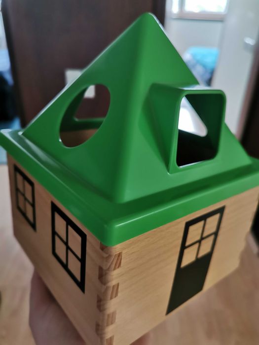 Casa de Madeira (estilo IKEA) com peças para inclusão