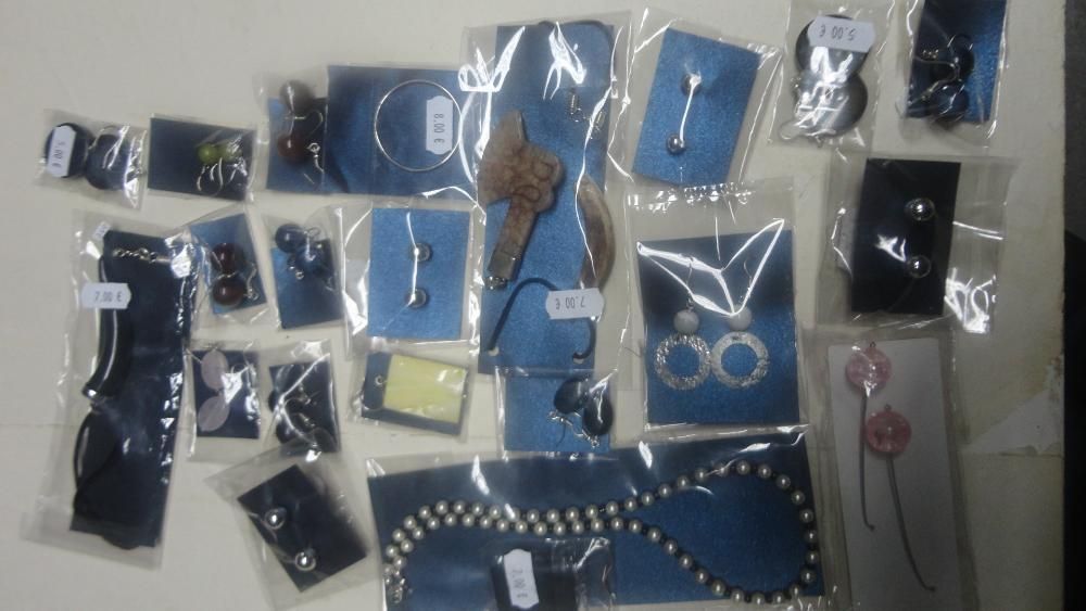 Colares pulseiras e milhares de pedras