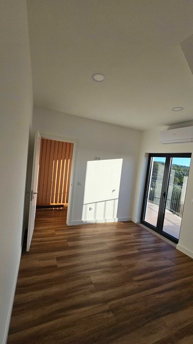 Moradia T3 recente com garagem, terraço e ar condicionado