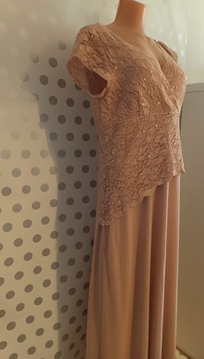 Elegancka sukienka maxi z koronką i cekinami | Kolor pudrowy róż