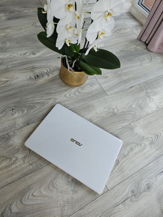 Biały laptop Asus, Intel Core i3, dysk SSD