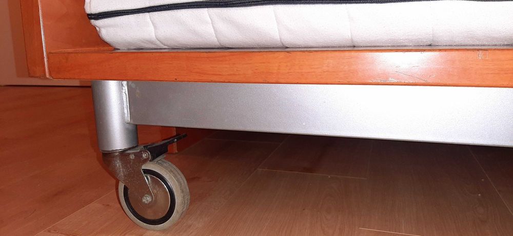 CAMA DUPLA prática e linda, com escadinha de apoio seguro.