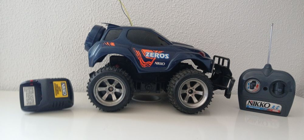 Carro telecomandado NIKKO.