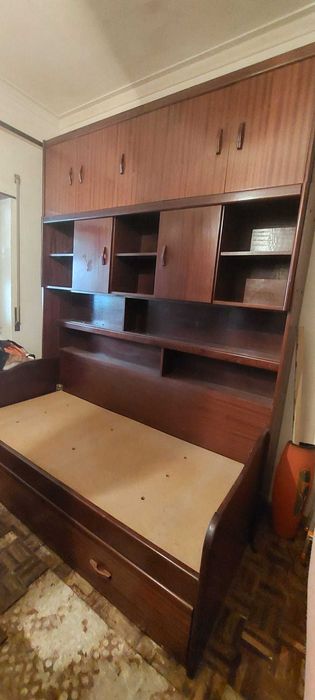 Cama com gavetão e módulo de arrumação