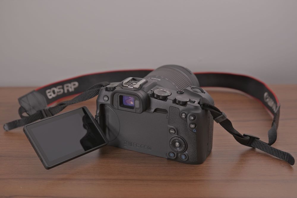 Canon EOS RP Full Frame (26MP) + lente RF 24-105mm IS STM.