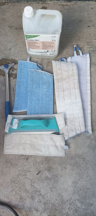 Carrinho mopa dois baldes e material para limpeza industrial
