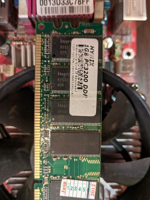 Комплект Socket 775: материнка з вбудованим відео, процесор і пам'ять.