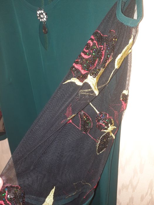 Нове плаття нарядне з гарними рукавами