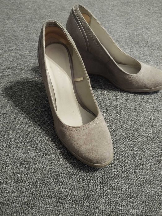 Buty damskie na koturnie