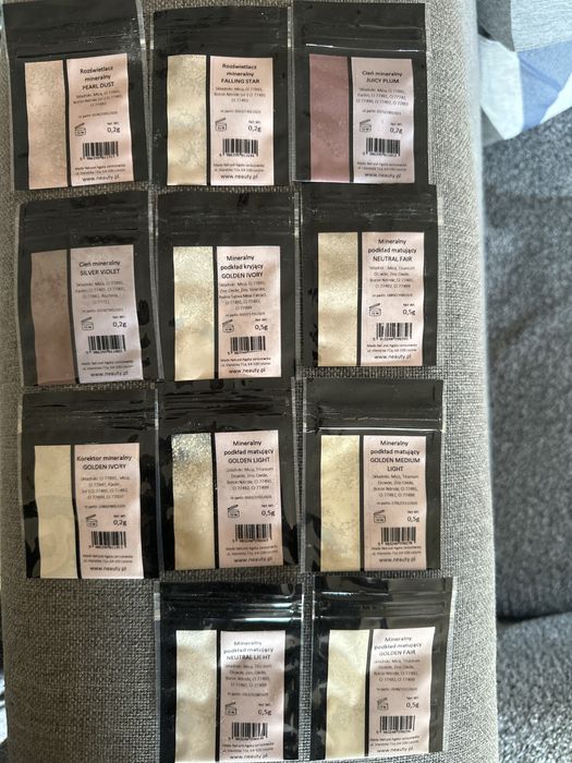 Zestaw rozświetlacz mineralny cień mineralny podkład kryjący i matując