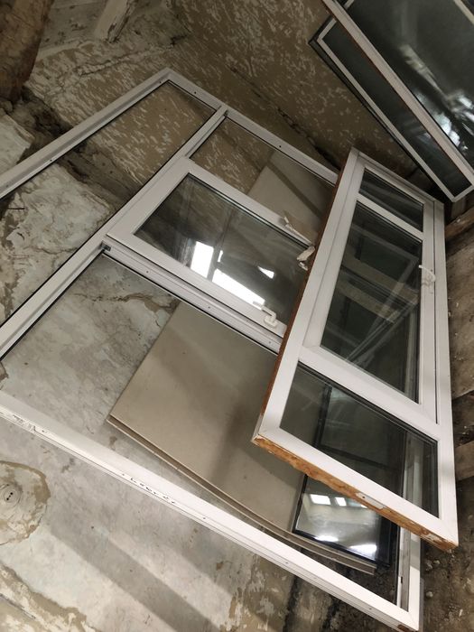 Вікна великі з дверима,на терасу скляну…