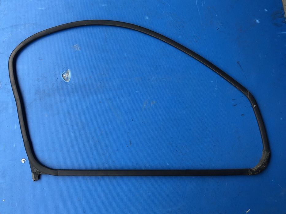 Uszczelka drzwi przód prawe szyby Trafic III Vivaro B 1.6 dci części