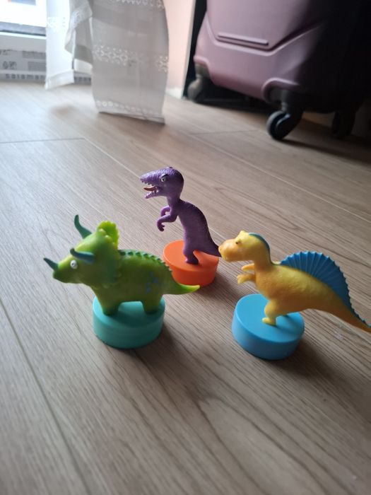 3 figurki dinozaurów z pieczątkami