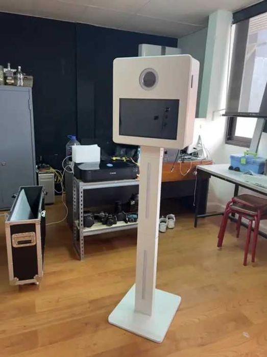 Fotobudka ekran 15,6 cala NOWA, wbudowany komputer + walizka transpor.