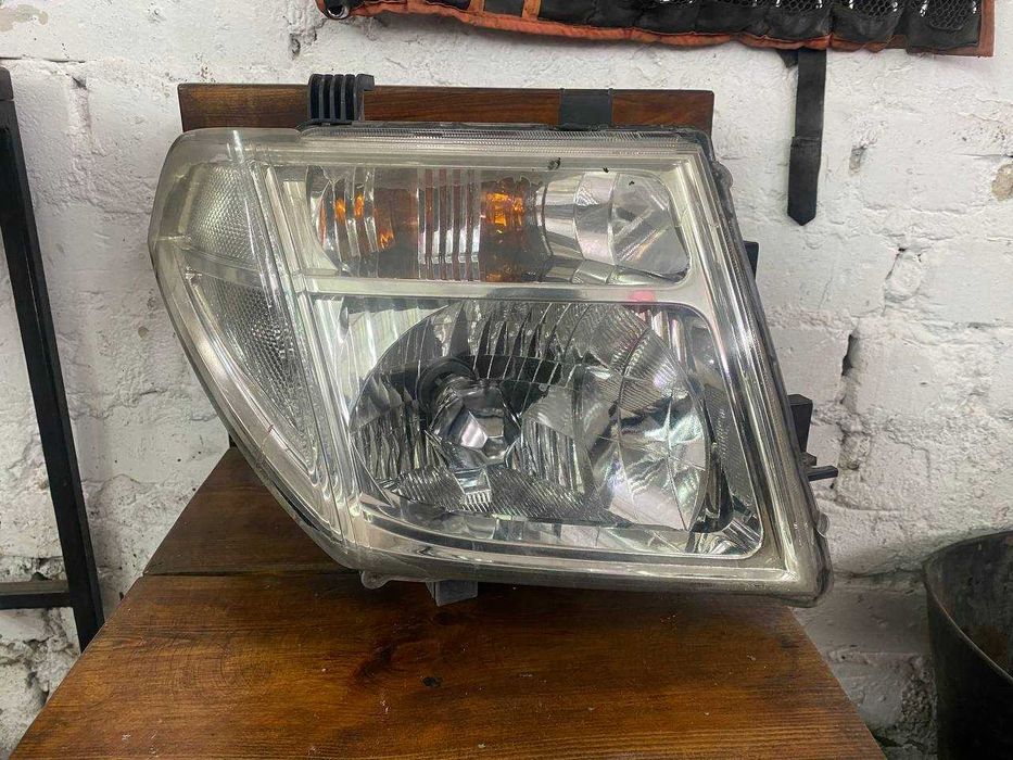 Передня права фара галоген Nissan Navara D40 Pathfinder R51