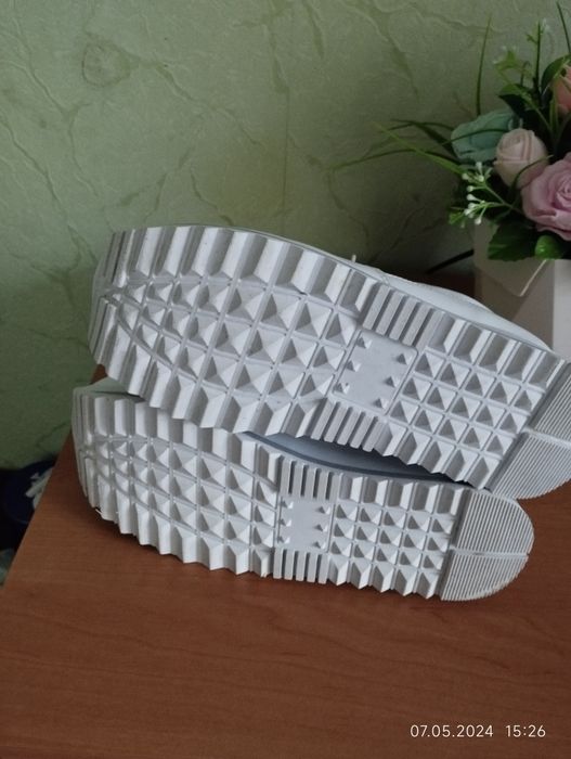 Продаються кросівки кожані жіночі,38роз.ст.24.