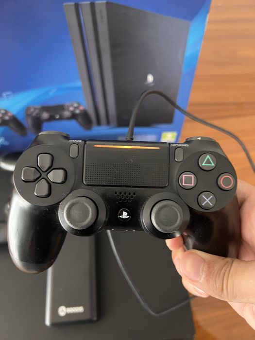 PS4 Pro com 2 comandos e caixa
