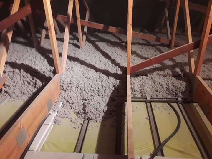 Ocieplanie poddasza wdmuchiwanie izolacji celulozy wełny naprawa styro