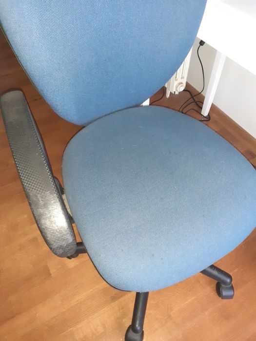 Cadeira de escritório azul.