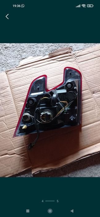 Farolim esquerdo e um farolim direito mala