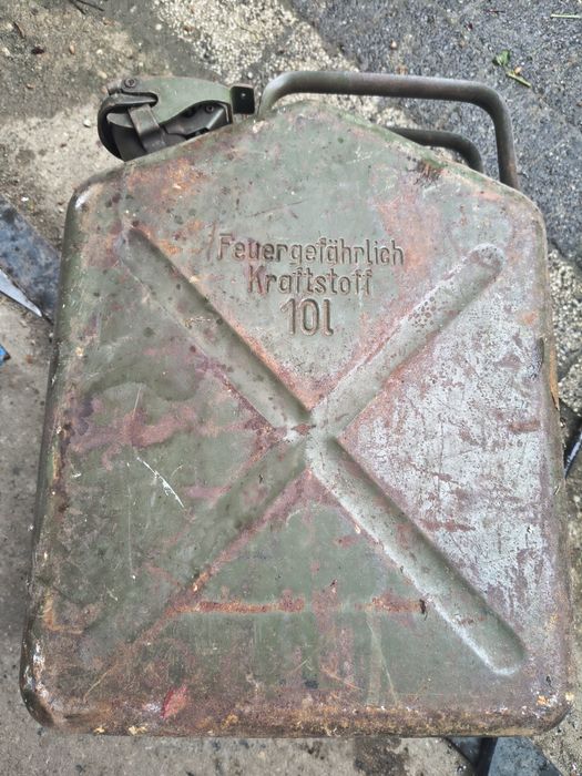 Niemiecki karnister 10 litrowy metalowy
