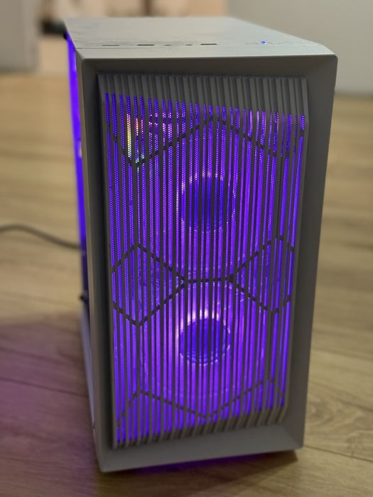 Komputer gamingowy z zestawem