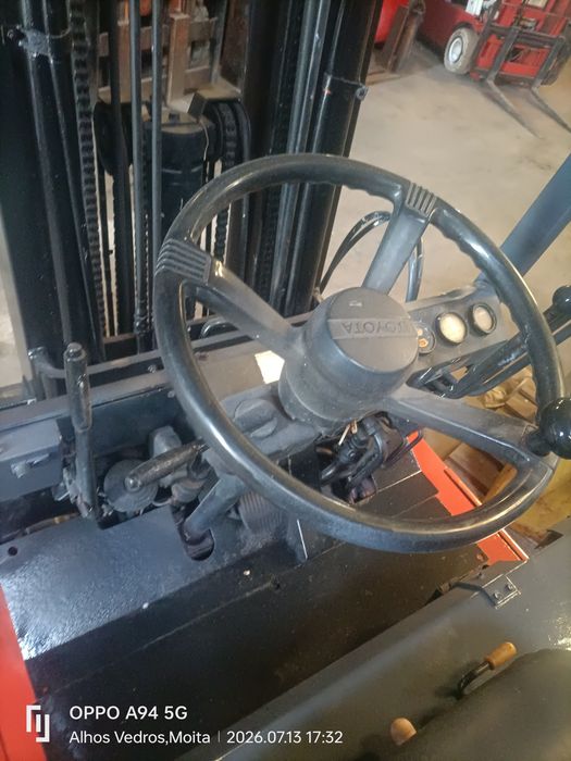 Empilhador Toyota elétrico com carregador