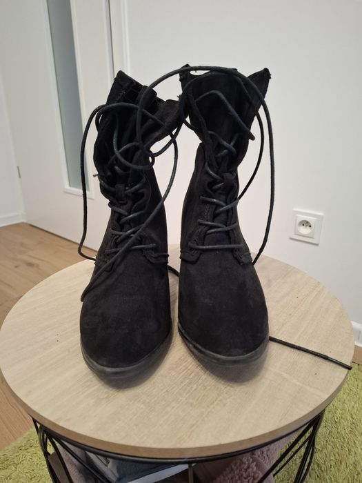 Botki zamszowe wiązane