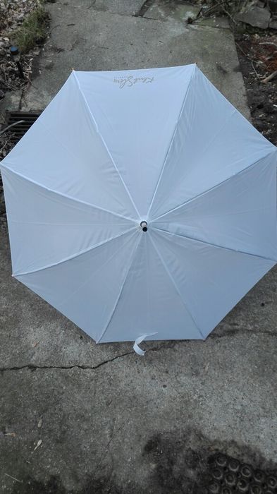 Parasol długi biały z drewnianą rączka