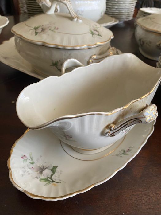 Serviço de Jantar Completo em Porcelana Vintage