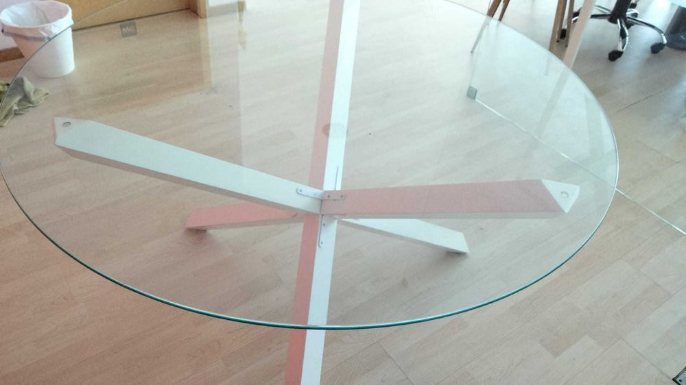 Mesa de jantar redonda com tampo de vidro