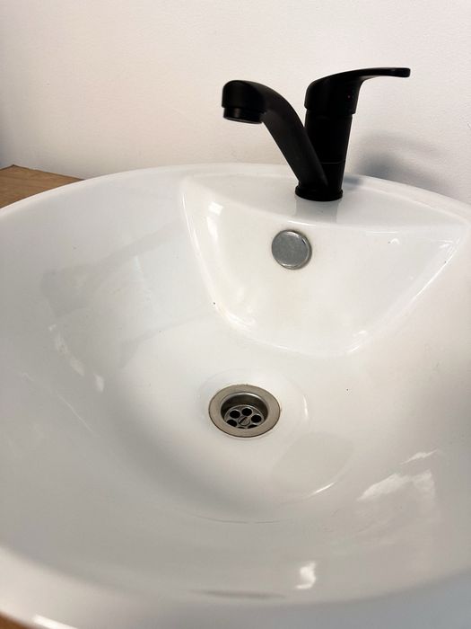 Blat z ceramiczną umywalką