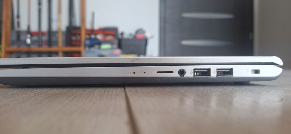 Laptop asus srebrny