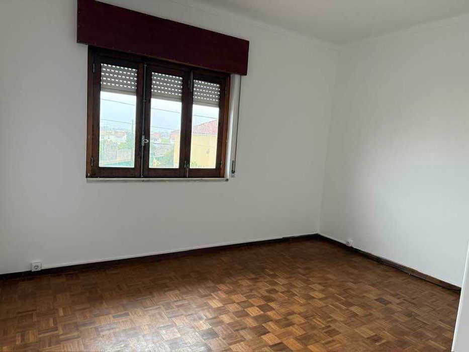 Aluga-se 1º andar apartamento em moradia