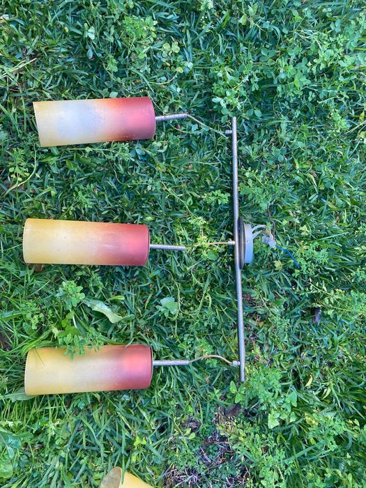 Dois candeeiros de três lâmpadas cada