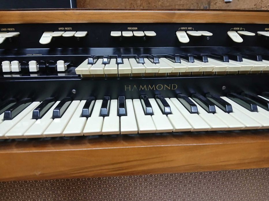 Orgão Hammond L-112 a Vávulas com Tone Wheels e Drawbars