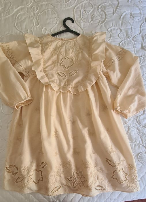Vestido Zara para menina 13-14 Anos. Cor creme.