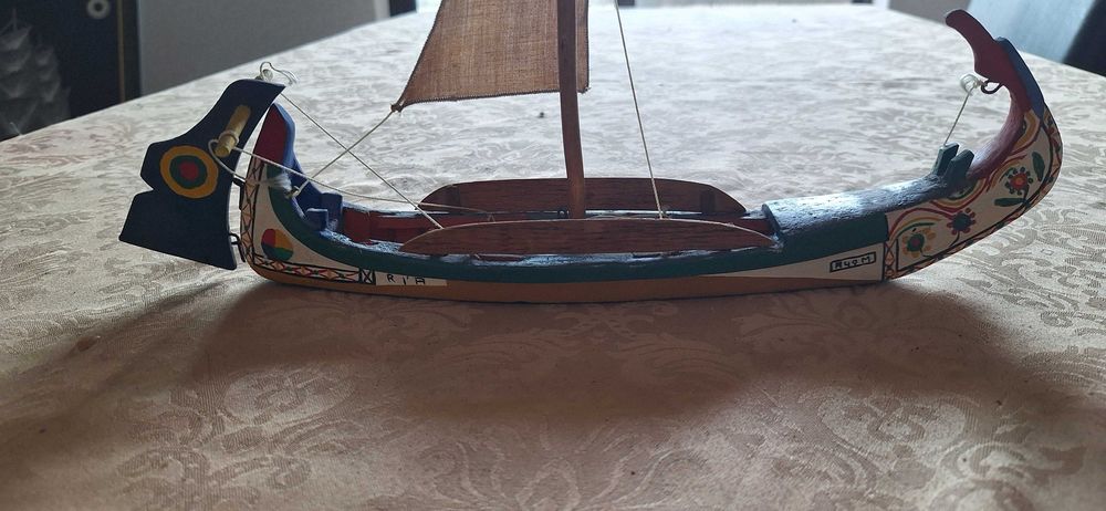 Miniatura artesanal de um barco moliceiro, a tradicional embarcação da Ria de Aveiro.