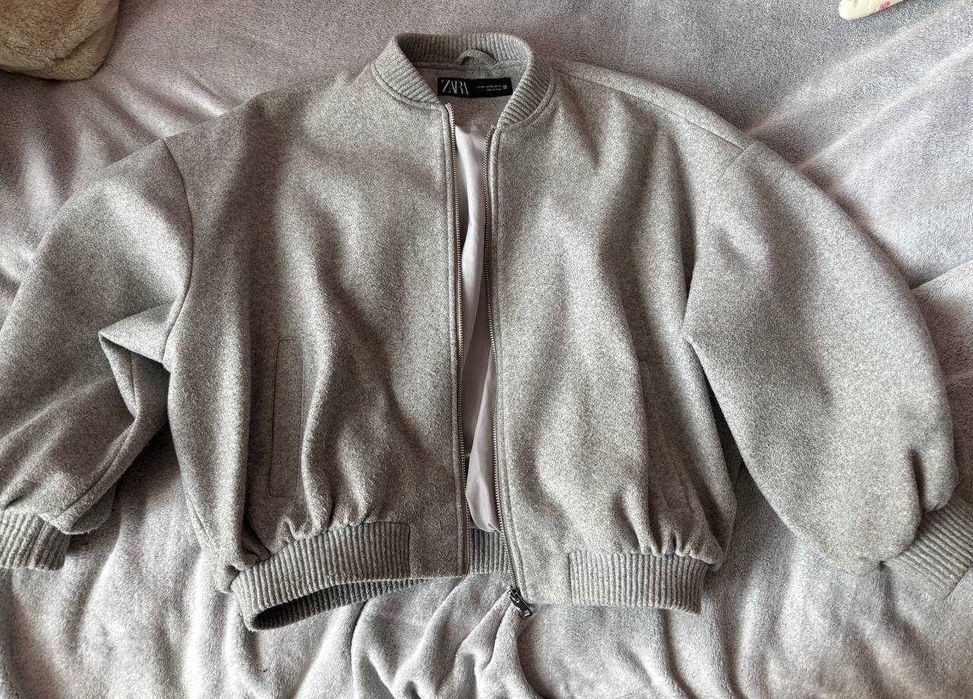 Бомбер Zara в сірому кольорі