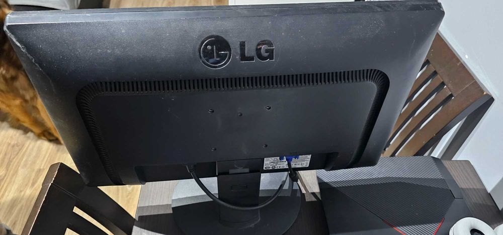 Komputer stacjonarny + monitor klawiatura myszka