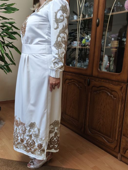 Сукня атласна ,вишита бісером ,ручна робота,розмір 46-48, довга.