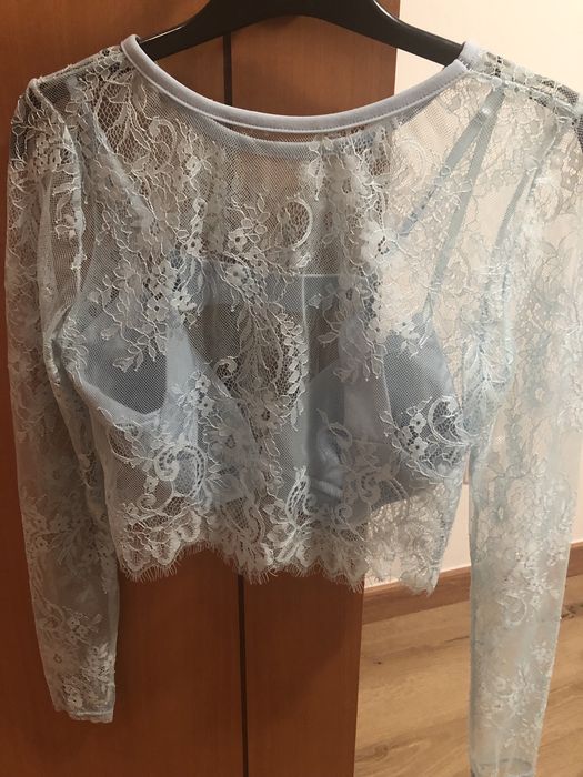 Camisa azul de renda com top por baixo