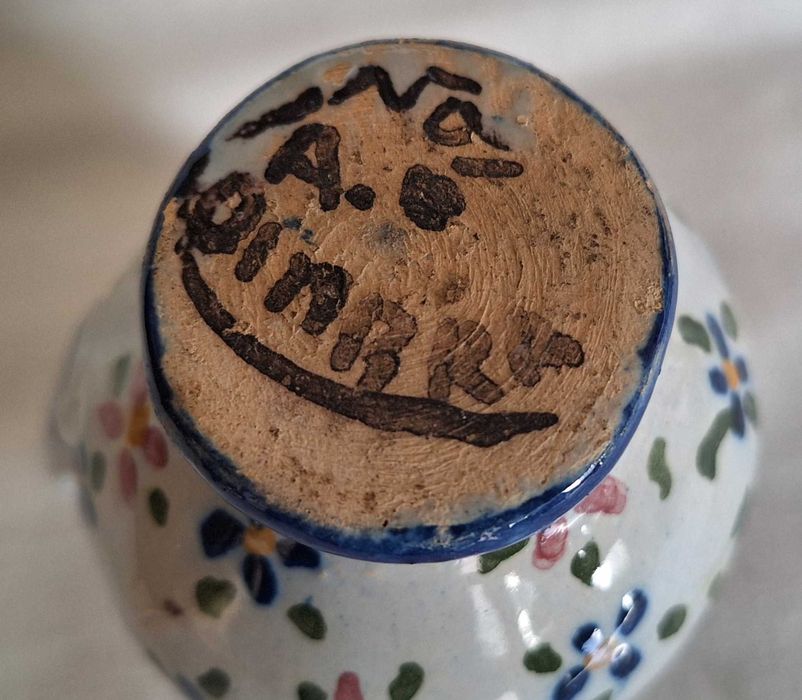 Jarrinha de faiança de Coimbra Autoria Viúva Alfredo Oliveira anos 30