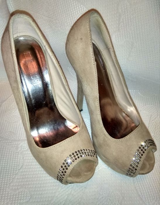 Женские замшевые бежевые туфли со стразами на высоком каблуке